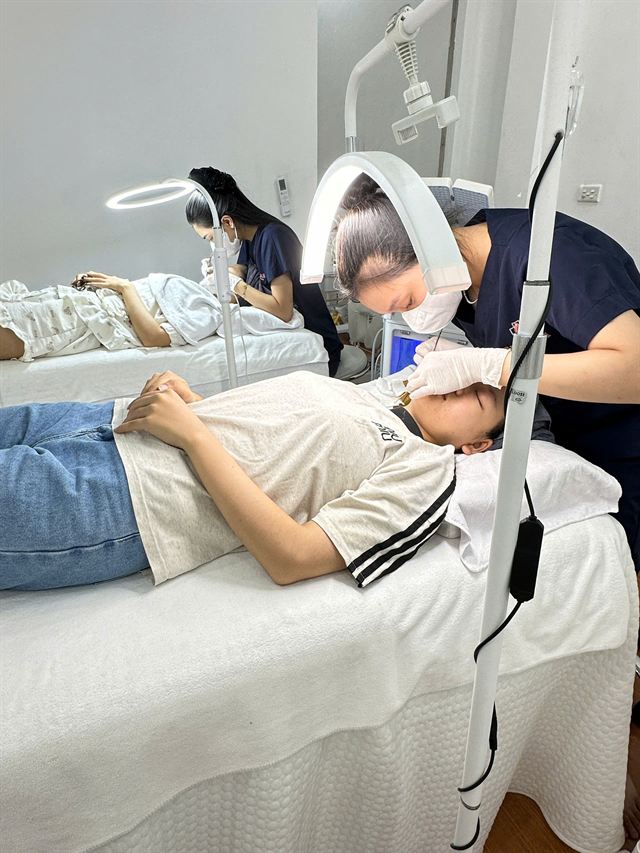 Phòng chăm sóc da với giường và đèn chiếu