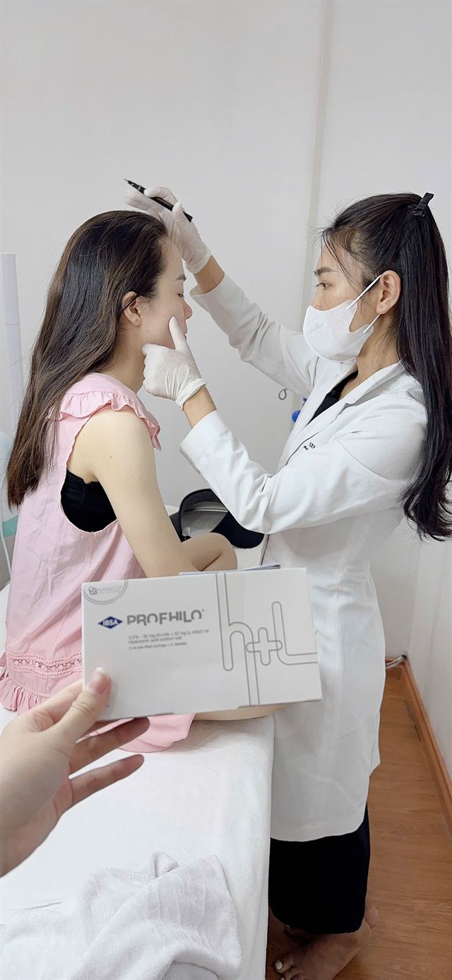Thăm khám và tư vấn trực tiếp cho khách